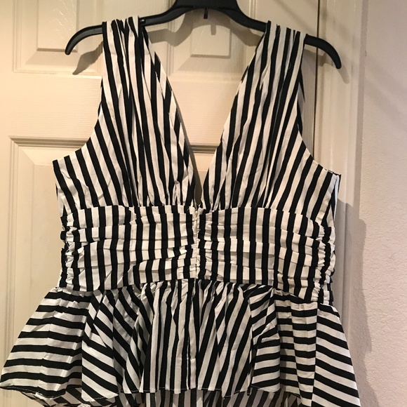 Very Cute & Chic Venus V-Neck Peplum Top - Picture 3 of 6